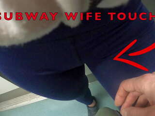 Minun vaimo päästää vanhemmat unknown mies kohteeseen koskettaa hänen pillua huulet yli hänen elastaania leggingsit sisään metro