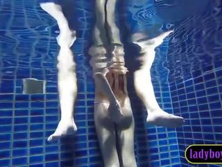 Grande tetas transexual jovem grávida broche em um piscina antes anal sexo vídeo