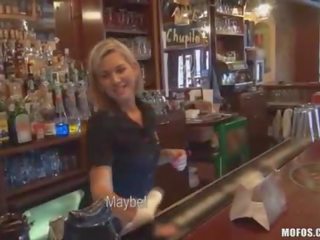 Bartender menghisap aci di belakang counter